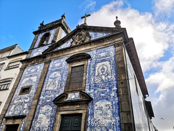 The Chapel of Souls facade with ornate detailing of blue and while tiles and a cross at the top.