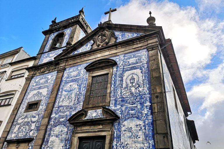 The Chapel of Souls facade with ornate detailing of blue and while tiles and a cross at the top.